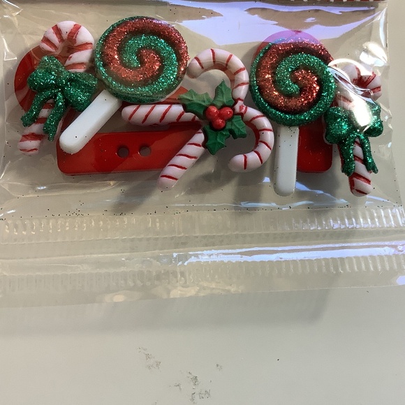 Christmas Buttons. 4 packages of 5 ea - Picture 3 of 4